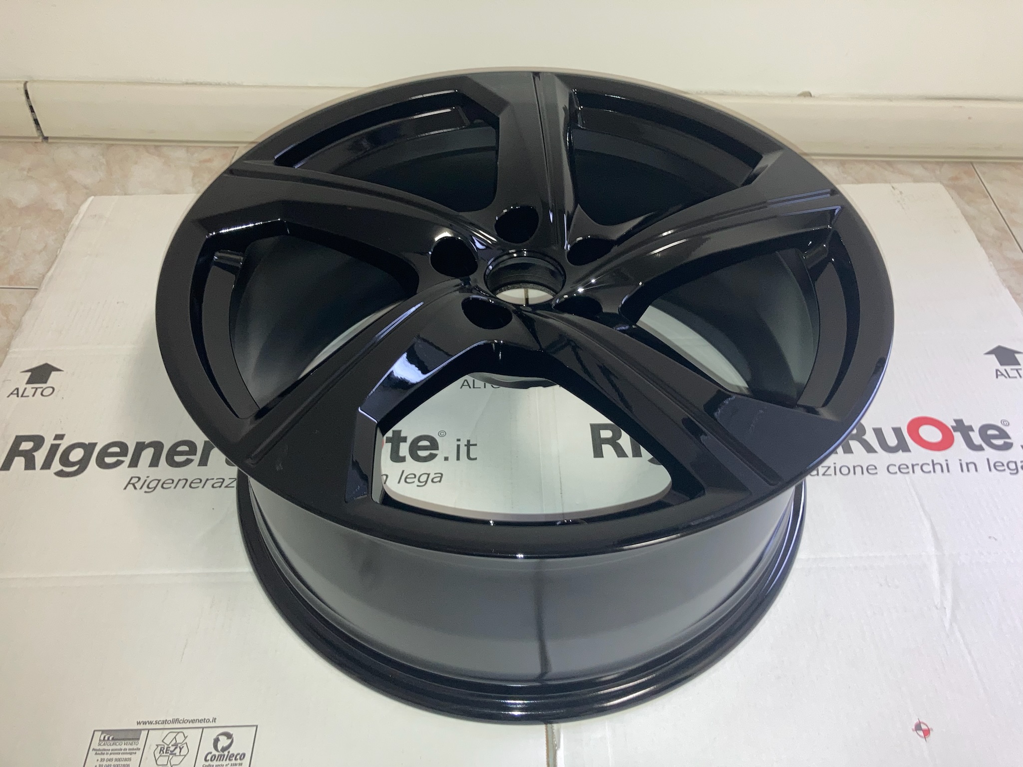 Rigenerazione Cerchi Verniciaura cerchi Audi A6 nero lucido - Rigenera Ruote